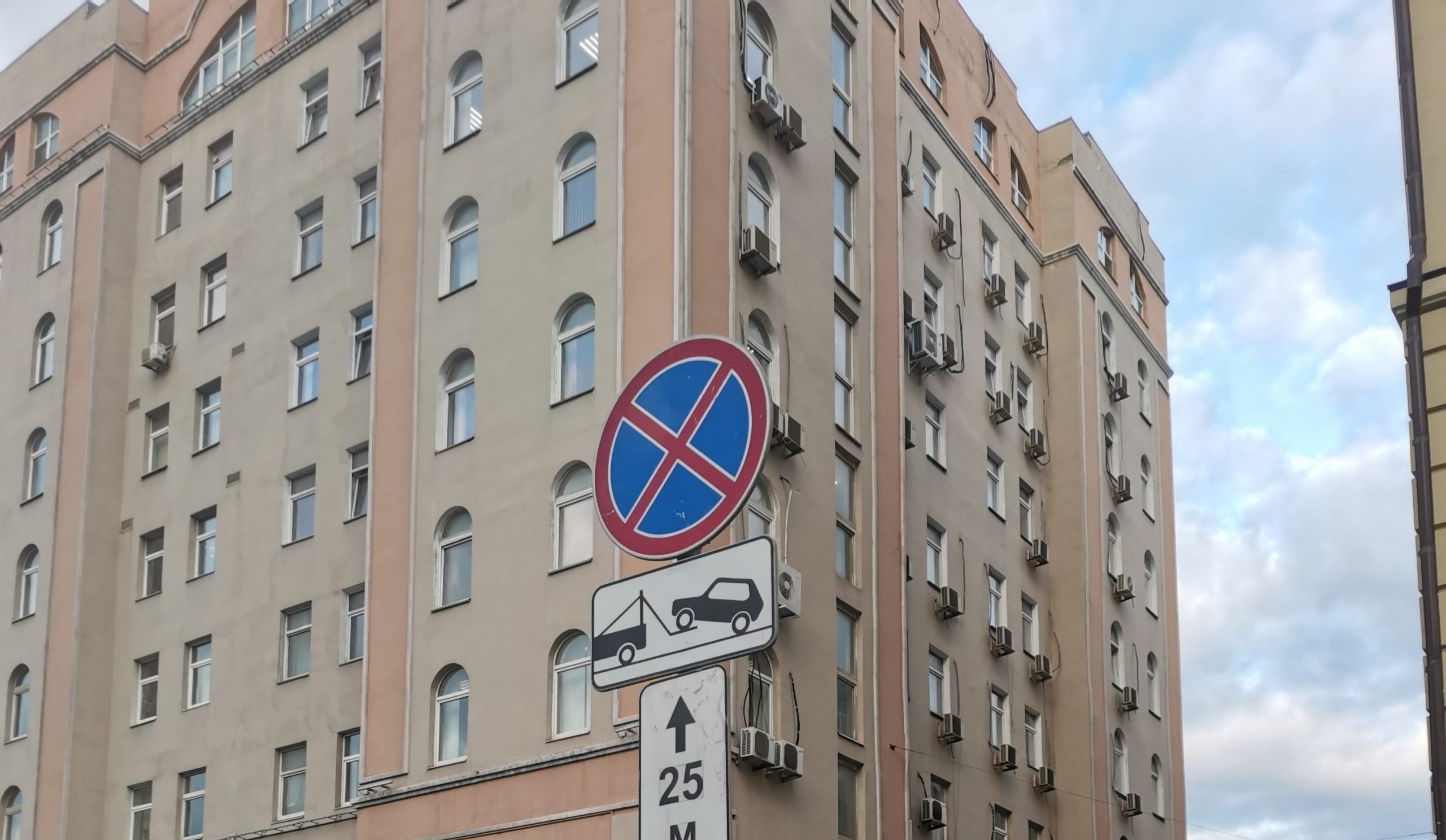 На проспекте Мира восстановили покосившийся дорожный знак