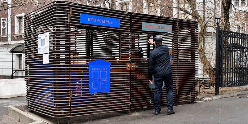С переполненной контейнерной площадки двора на Ярославской вывезли мусор