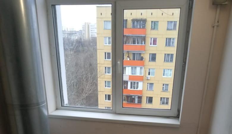 В подъезде дома на Ракетном бульваре отремонтировали окно