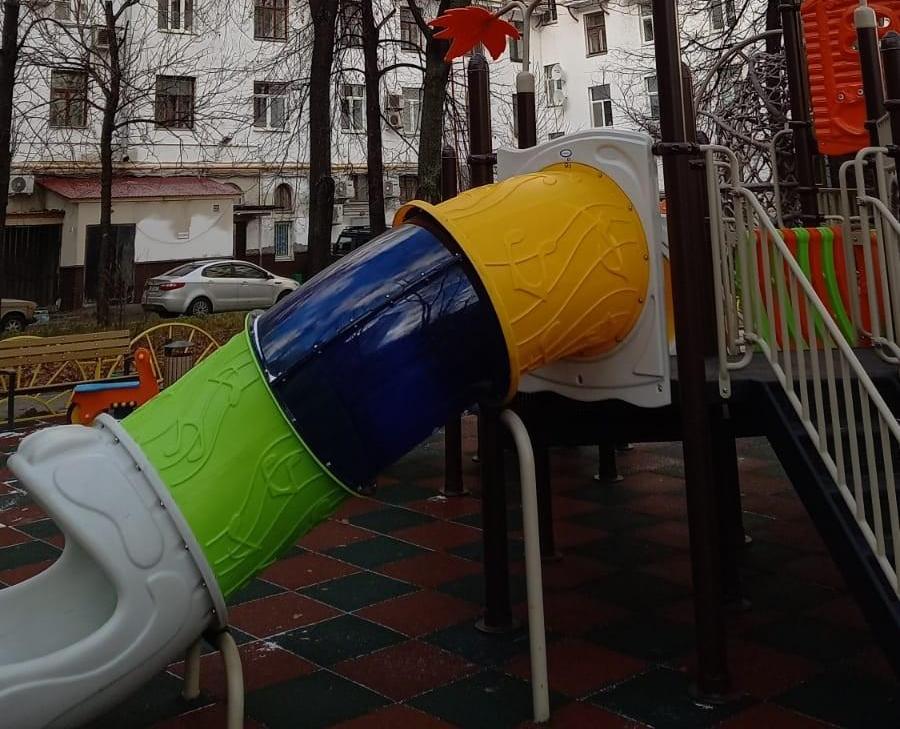 Во дворе дома на проспекте Мира спилили сломанную ветку