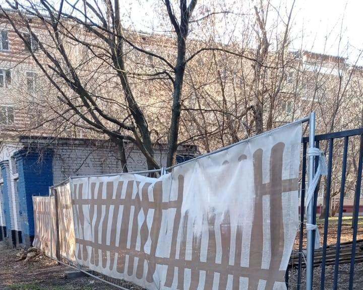 Во дворе на Ярославской отремонтировали ограждение