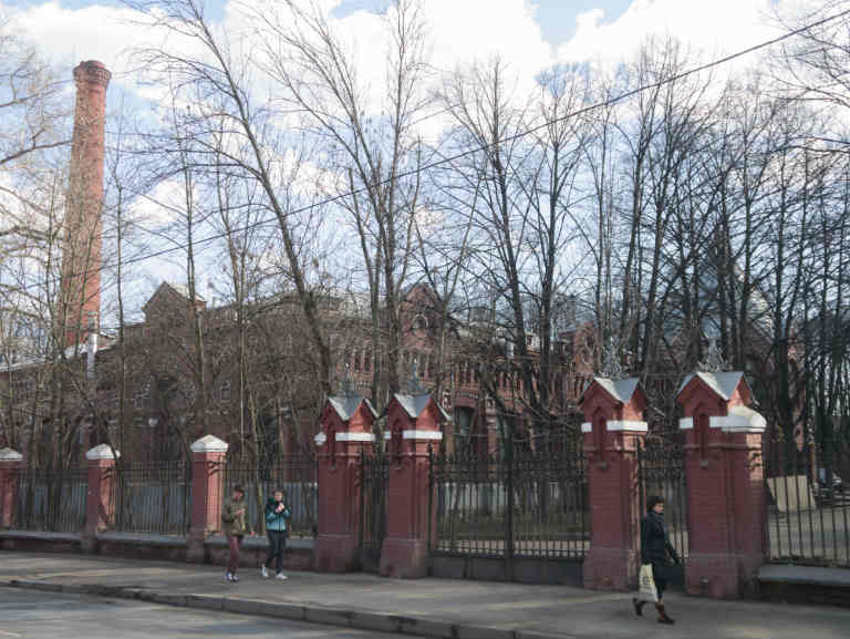 Исторический забор около здания бывшей насосной станции на Новоалексеевской восстановят