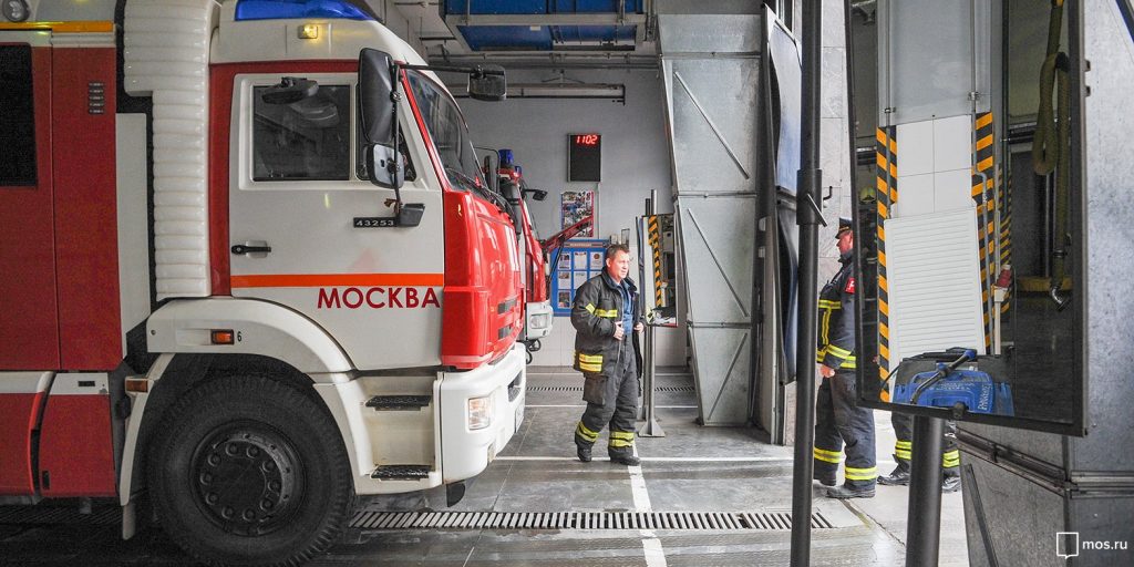 Жители потушили загоревшийся мусор в подъезде дома в Рижском проезде