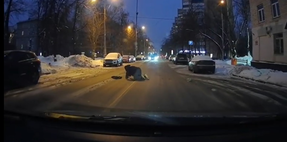 Пенсионер упал на проезжую часть возле дома на Кибальчича