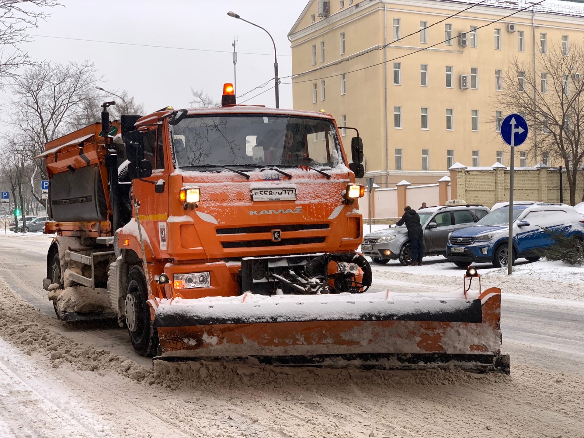 Коммунальщики Алексеевского вышли на первый снежный бой