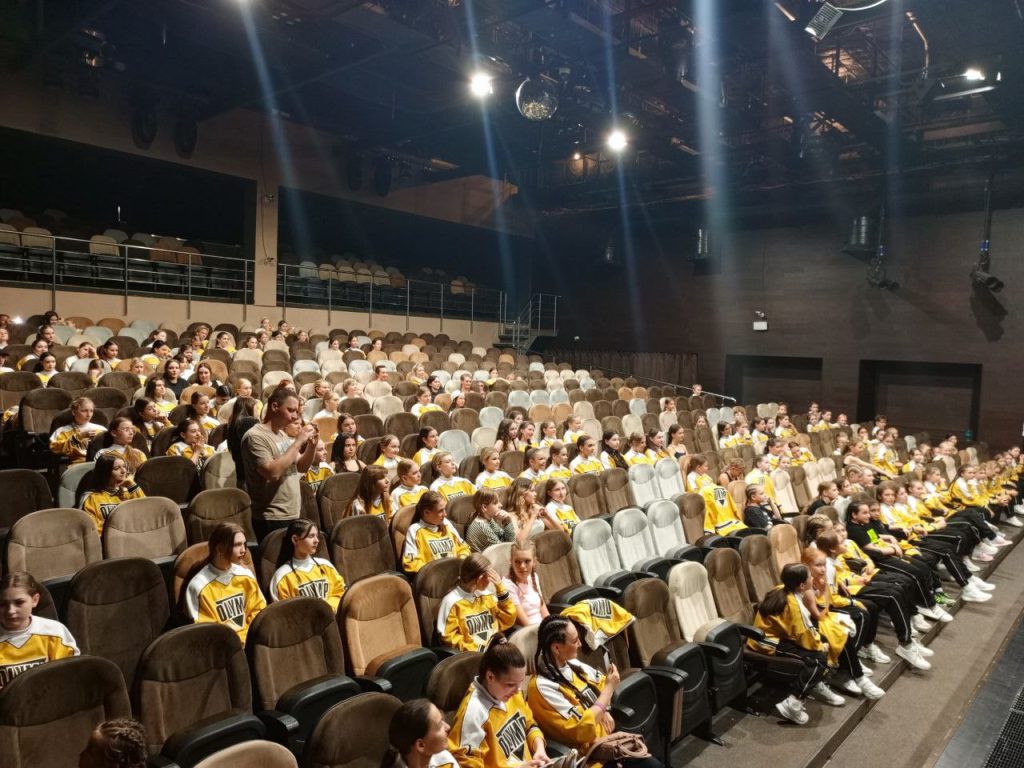 Директор парка «Яуза» Сапронов провел встречу с учениками театра «Тодес»,  которые репетируют в парке | Районная интернет-газета Алексеевский вестник  СВАО Москвы